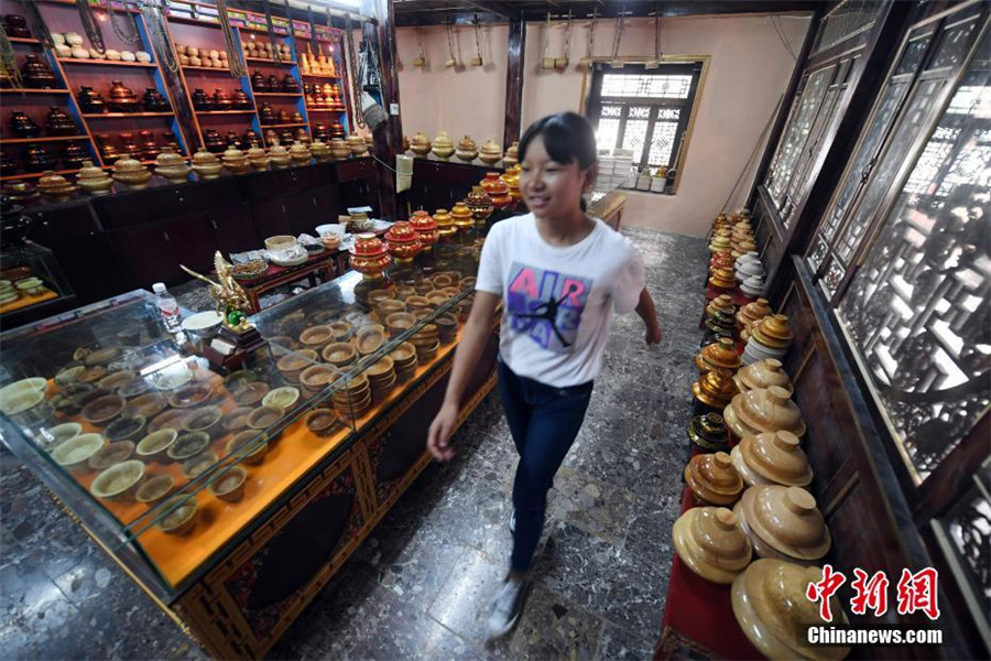 Inheritor of traditional Tibetan wooden products in SW China's Yunnan