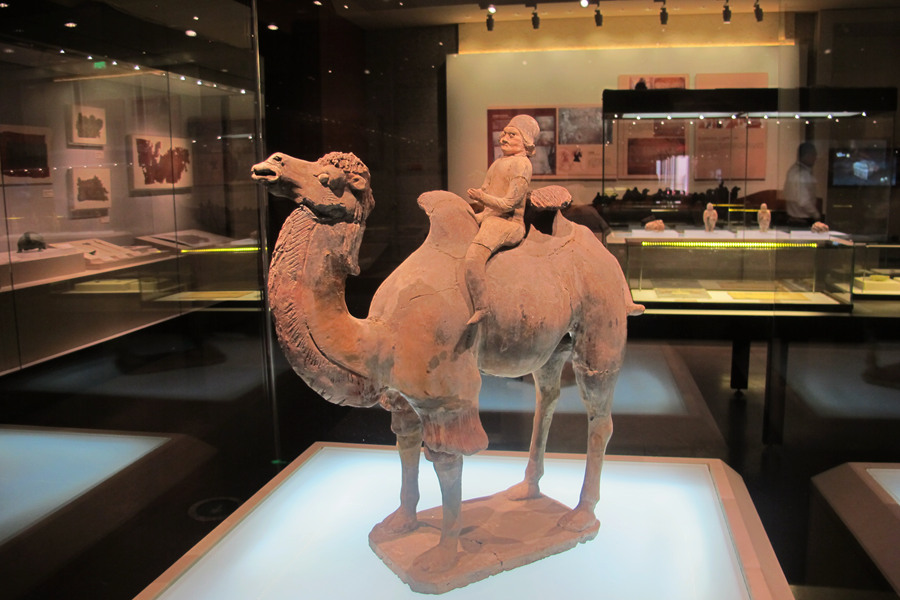 East meets West at Dunhuang cultural exhibition
