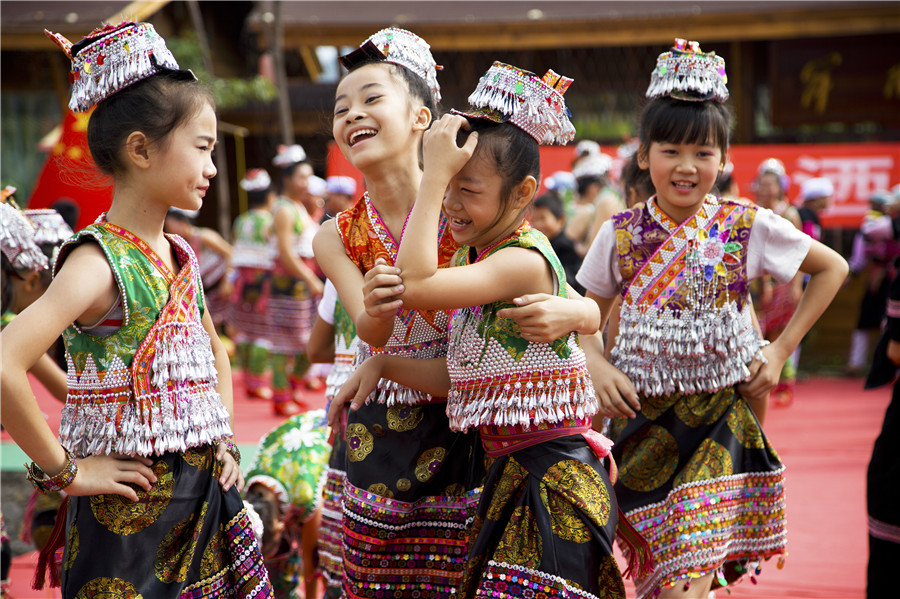 Images capture life of ethnic groups in China