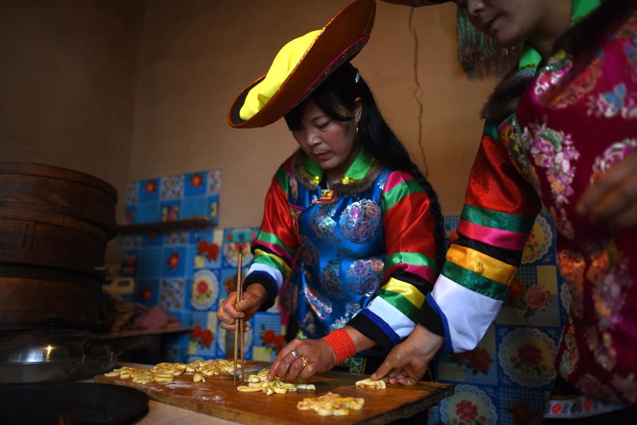 Tu ethnic group makes special mooncake for Mid-Autumn Festival