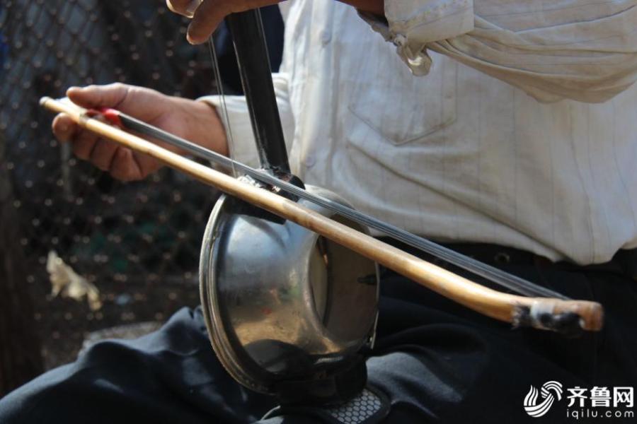 Farmer turns utensils into musical instruments, forms troupe