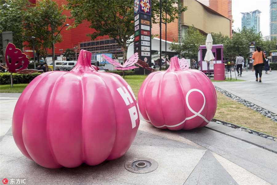 Shanghai mall turns pink for Halloween