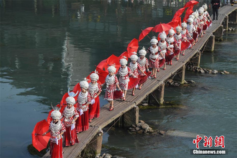 Miao costumes on display at culture festival in Hunan