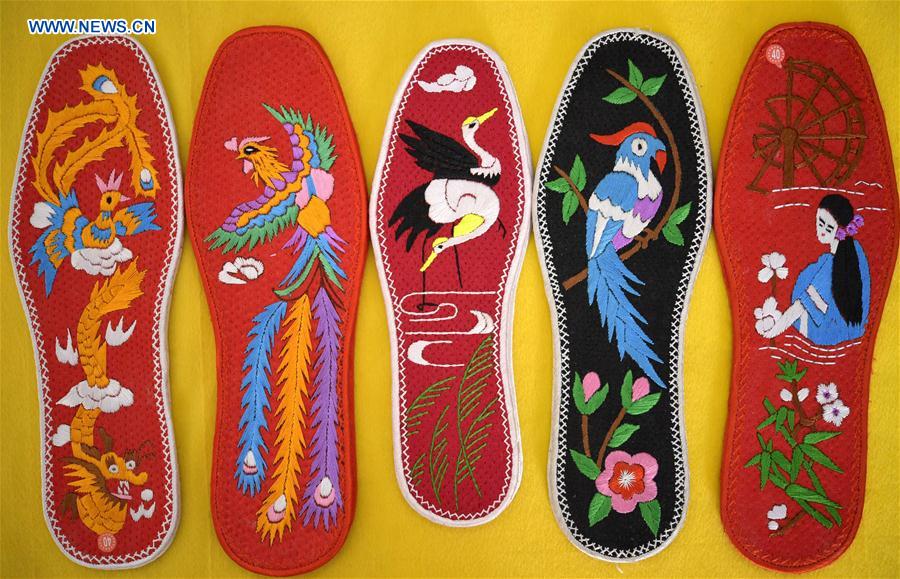 Embroidery shows culture of Tujia ethnic group in China's Hubei