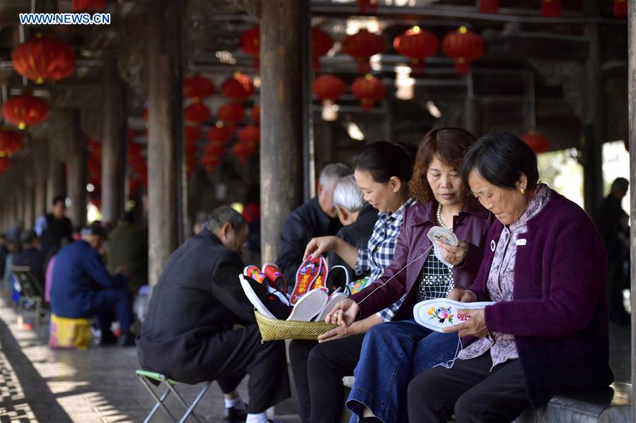 Embroidery shows culture of Tujia ethnic group in China's Hubei