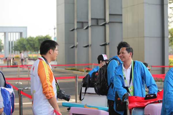 中国台球队抵达广州亚运会运动员村