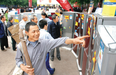 两会代表委员：让农民有钱花、敢花钱、愿花钱