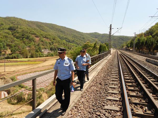 昆铁警方深入推进线路治安“百日攻坚”整治