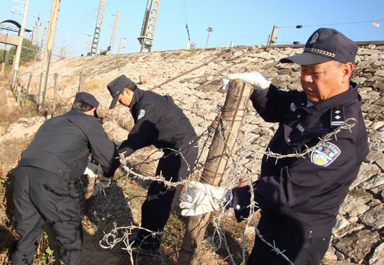 昆铁警方深入推进线路治安“百日攻坚”整治