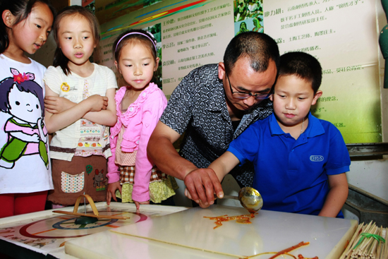 昆明：十余名小学生到文化传习馆学手艺