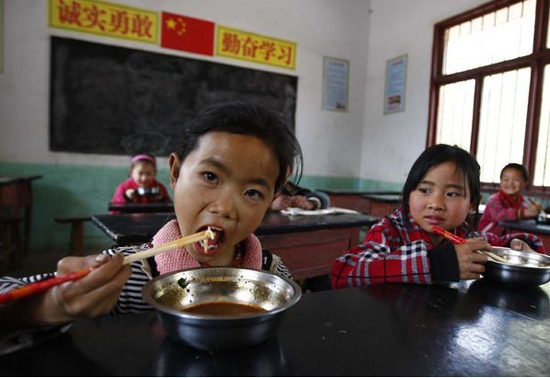 贵州农村学童吃上免费午餐