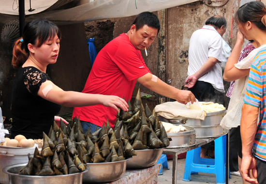 云南彝良整治食品市场喜迎端午节