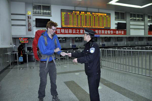 热心民警献爱心 援助旅客平安行