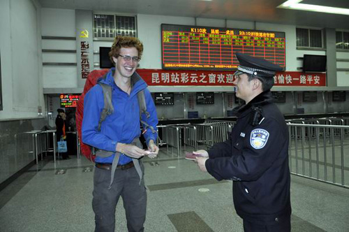 热心民警献爱心 援助旅客平安行