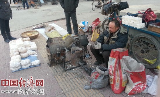 新春走基层：传说中的大炮手摇爆米花(组图)