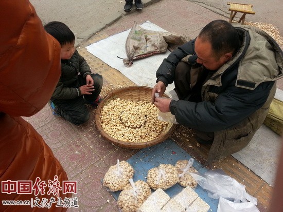 新春走基层：传说中的大炮手摇爆米花(组图)