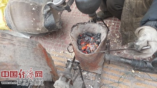 新春走基层：传说中的大炮手摇爆米花(组图)