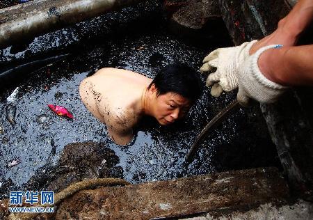 “彪悍抢修哥”刘跃青:“跳进臭水沟只为节省抢修时间”