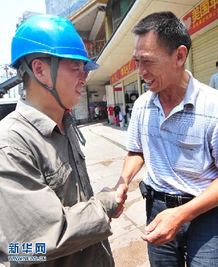 “彪悍抢修哥”刘跃青:“跳进臭水沟只为节省抢修时间”