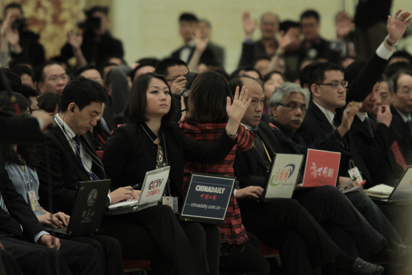 中国日报记者朱喆在记者会上举手提问