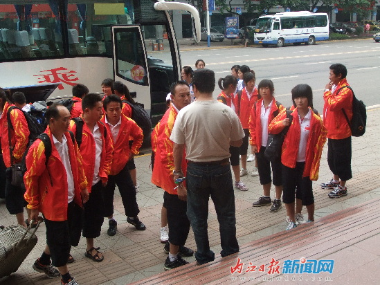 中国和澳大利亚艺术滑水队2日抵达内江