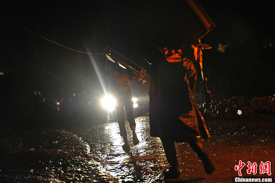 甘肃地震后 志愿者深夜冒雨踏泥急送“临时之家”