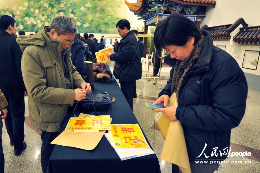 2013年全国两会：记者排长队领证件