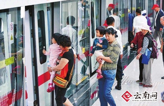 昆明地铁南段开通1周 8.5万市民先坐为快