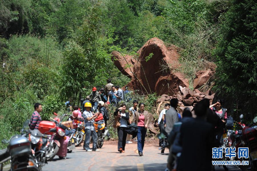 雅安地震已致102人死亡