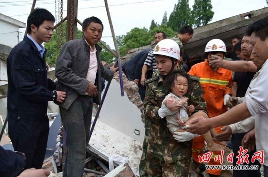 震区孩子无邪笑容致敬救援团队