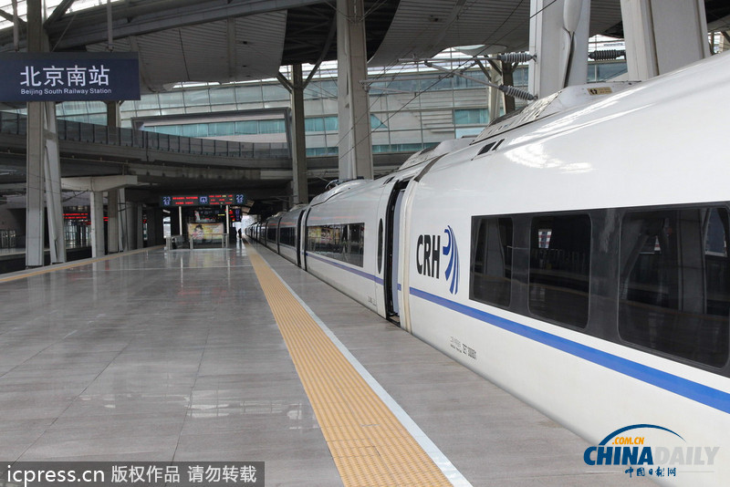 京津城际首开“加长版” 列车 可载千人