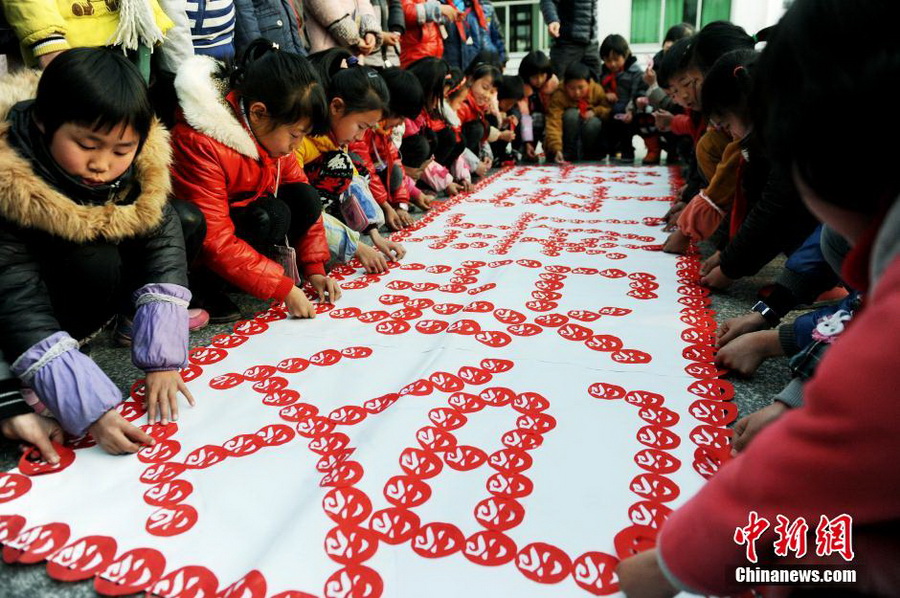 江西留守儿童剪纸问候爸妈新年好