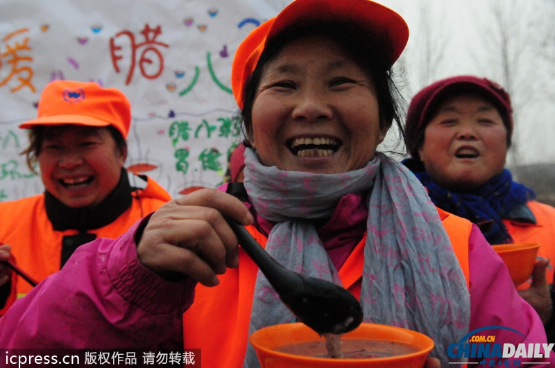 腊八节各地熬制腊八粥供市民免费领取