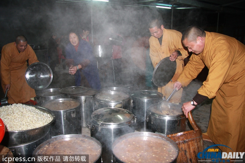 腊八节各地熬制腊八粥供市民免费领取