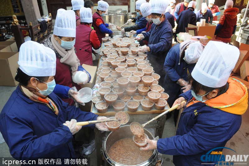 腊八节各地熬制腊八粥供市民免费领取