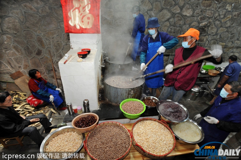 腊八节各地熬制腊八粥供市民免费领取