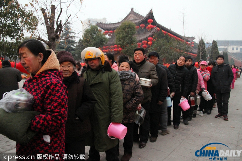 腊八节各地熬制腊八粥供市民免费领取