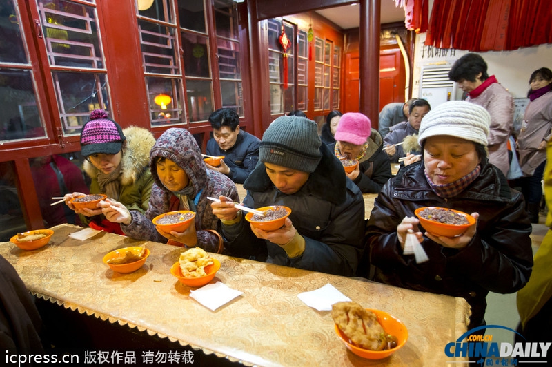 腊八节各地熬制腊八粥供市民免费领取