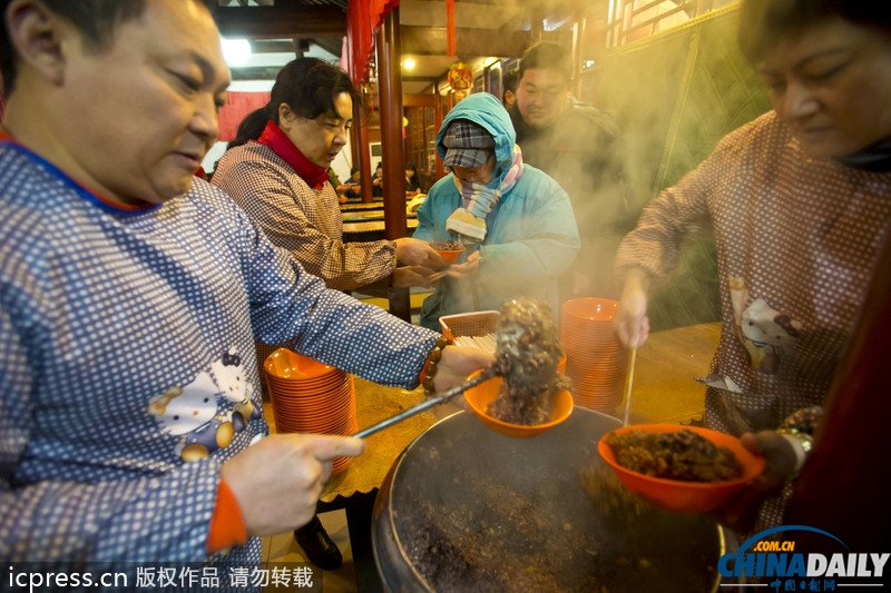 腊八节各地熬制腊八粥供市民免费领取