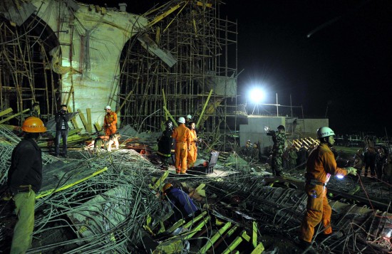 昆明新机场在建桥梁垮塌7人死亡34人受伤(图)