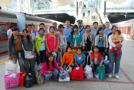 云南16名被解救妇女儿童返回家乡