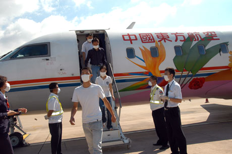 东航云南分公司联合昆明机场举行甲型流感应急处置演练
