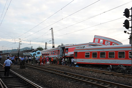 郴州火车站发生火车相撞事故已造成3人死亡 80多人受伤