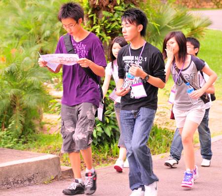 澳门中学生在版纳植物园开展定向运动