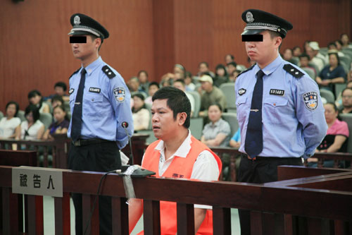 云南蒙自警察开枪杀人案二审开庭
