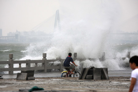 “凯萨娜”来势汹涌 海南经受风雨洗礼(图)