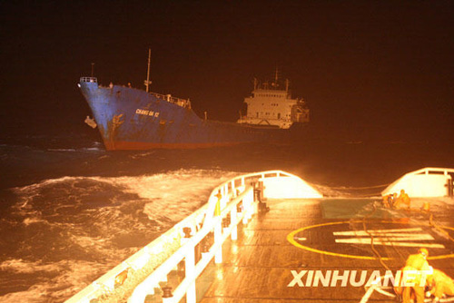 琼州海峡遇险柬埔寨籍货轮成功获救[组图]