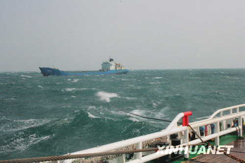 琼州海峡遇险柬埔寨籍货轮成功获救[组图]