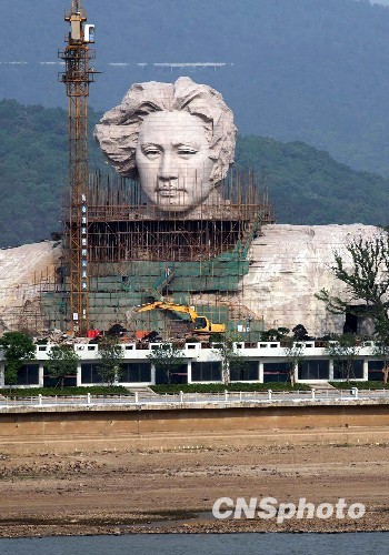 高32米青年毛泽东雕塑亮相湖南橘子洲