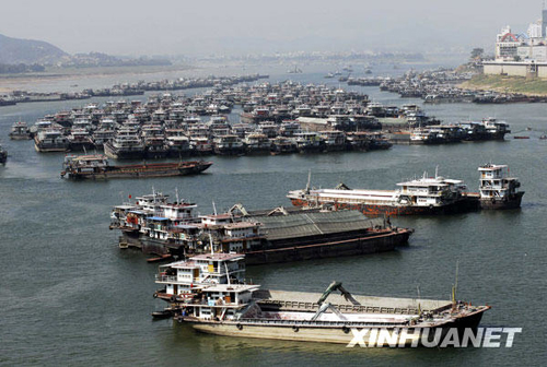 大量船只滞留西江广西梧州段